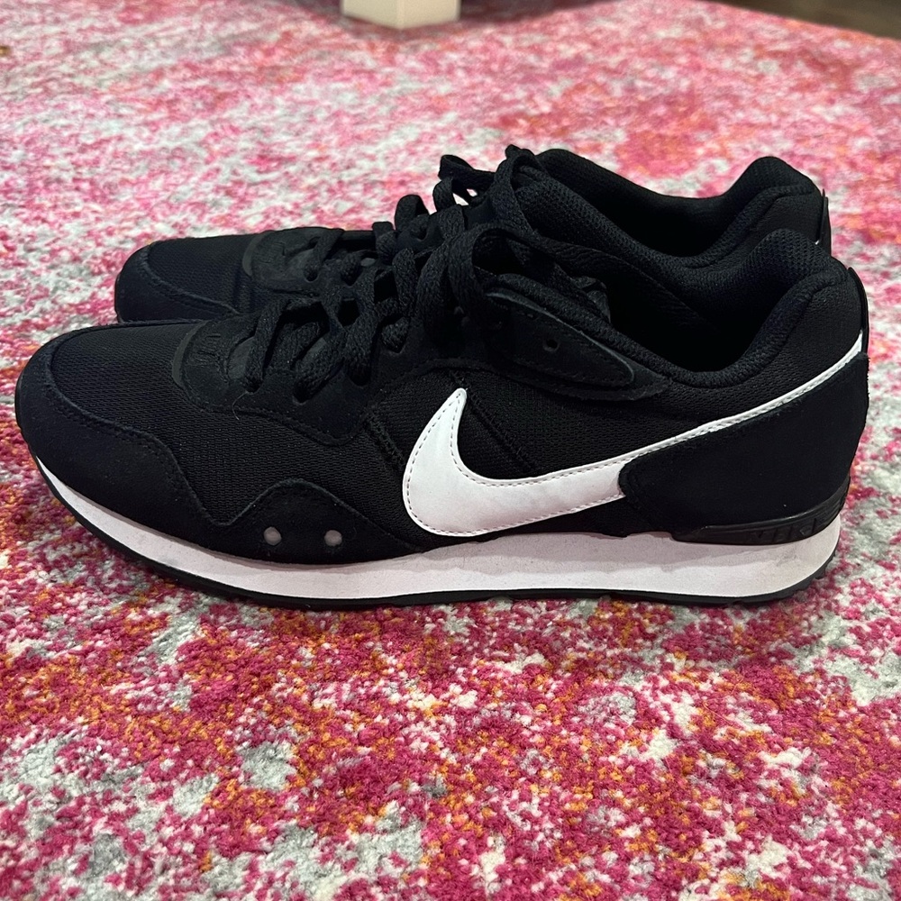 black Nike tennis shoes